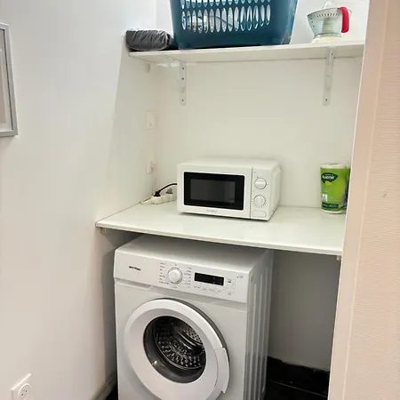 3 Pieces, Climatise, Calme, 100m Du Centre, Parking, 