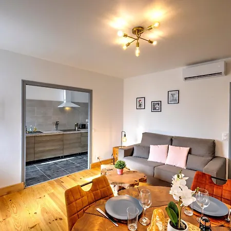 3 Pieces, Climatise, Calme, 100m Du Centre, Parking, 