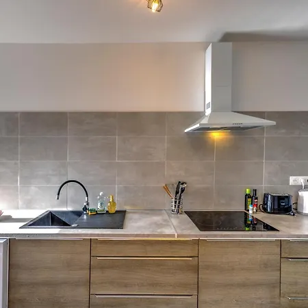 3 Pieces, Climatise, Calme, 100m Du Centre, Parking, 