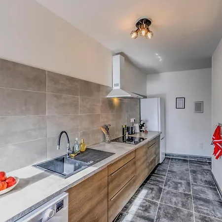 3 Pieces, Climatise, Calme, 100m Du Centre, Parking, 