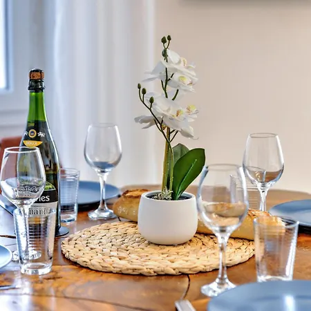 Apartment Grand T3, Climatise, Calme, Centre Ville, Parking, 