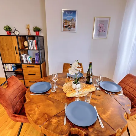 3 Pieces, Climatise, Calme, 100m Du Centre, Parking, 