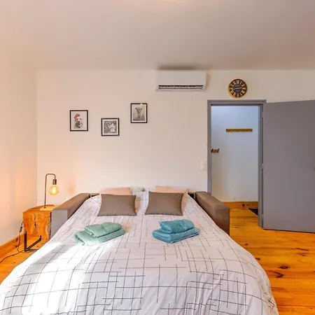 Apartamento 3 Pieces, Climatise, Calme, 100m Du Centre, Parking, 