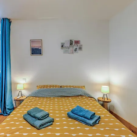 3 Pieces, Climatise, Calme, 100m Du Centre, Parking, 