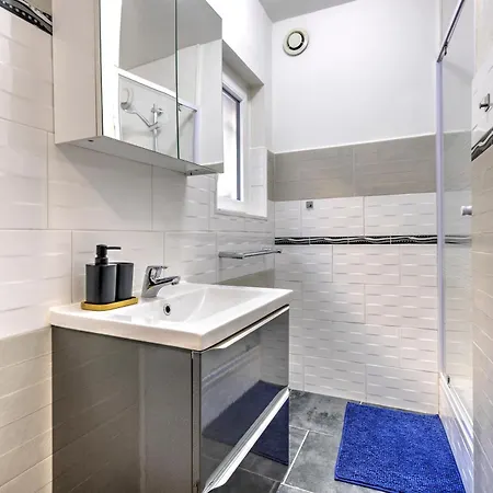 3 Pieces, Climatise, Calme, 100m Du Centre, Parking, 