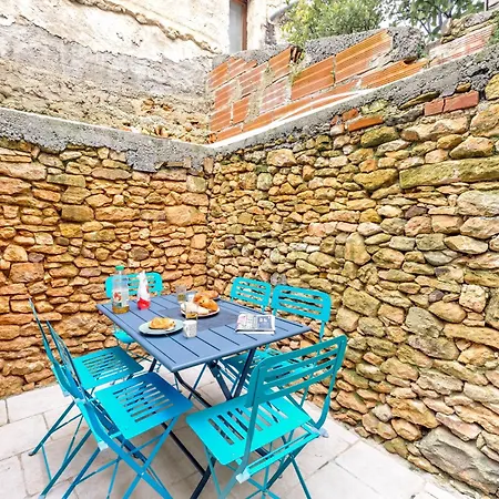 3 Pieces, Climatise, Calme, 100m Du Centre, Parking, 