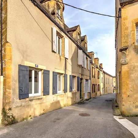 3 Pieces, Climatise, Calme, 100m Du Centre, Parking, 