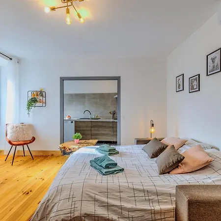 3 Pieces, Climatise, Calme, 100m Du Centre, Parking, 